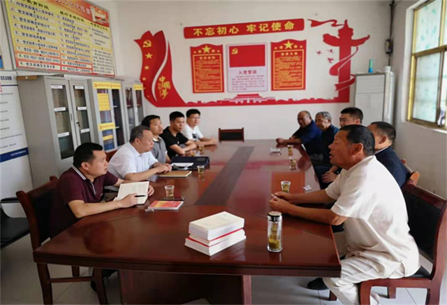 周口幼兒師范學(xué)校在幫扶村開展 “不忘初心跟黨走，牢記使命見行動(dòng)” 主題黨日活動(dòng)