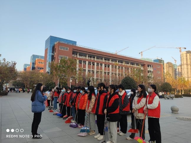 “打掃衛(wèi)生展風(fēng)采，志愿服務(wù)樹新風(fēng)”