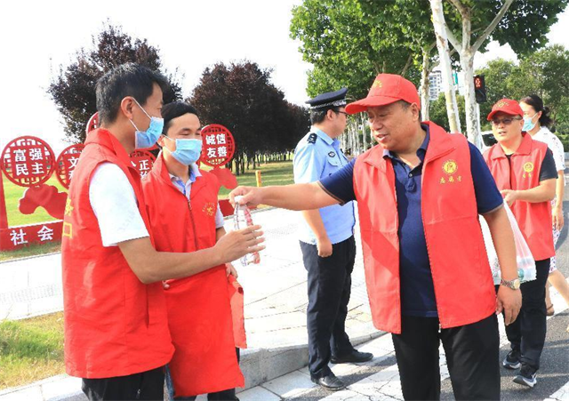 周口幼兒師范學校副校長韓廣飛 帶隊到“創(chuàng)文”分包路段慰問學校文明交通志愿者